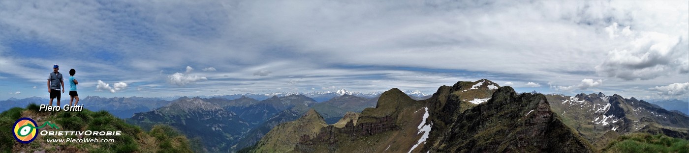 52 Panoramica in vetta al Pietra Quadra con vista a nord.jpg